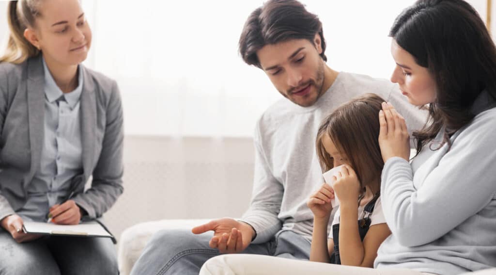 Mediador familiar reunido con una familia durante un proceso de mediación