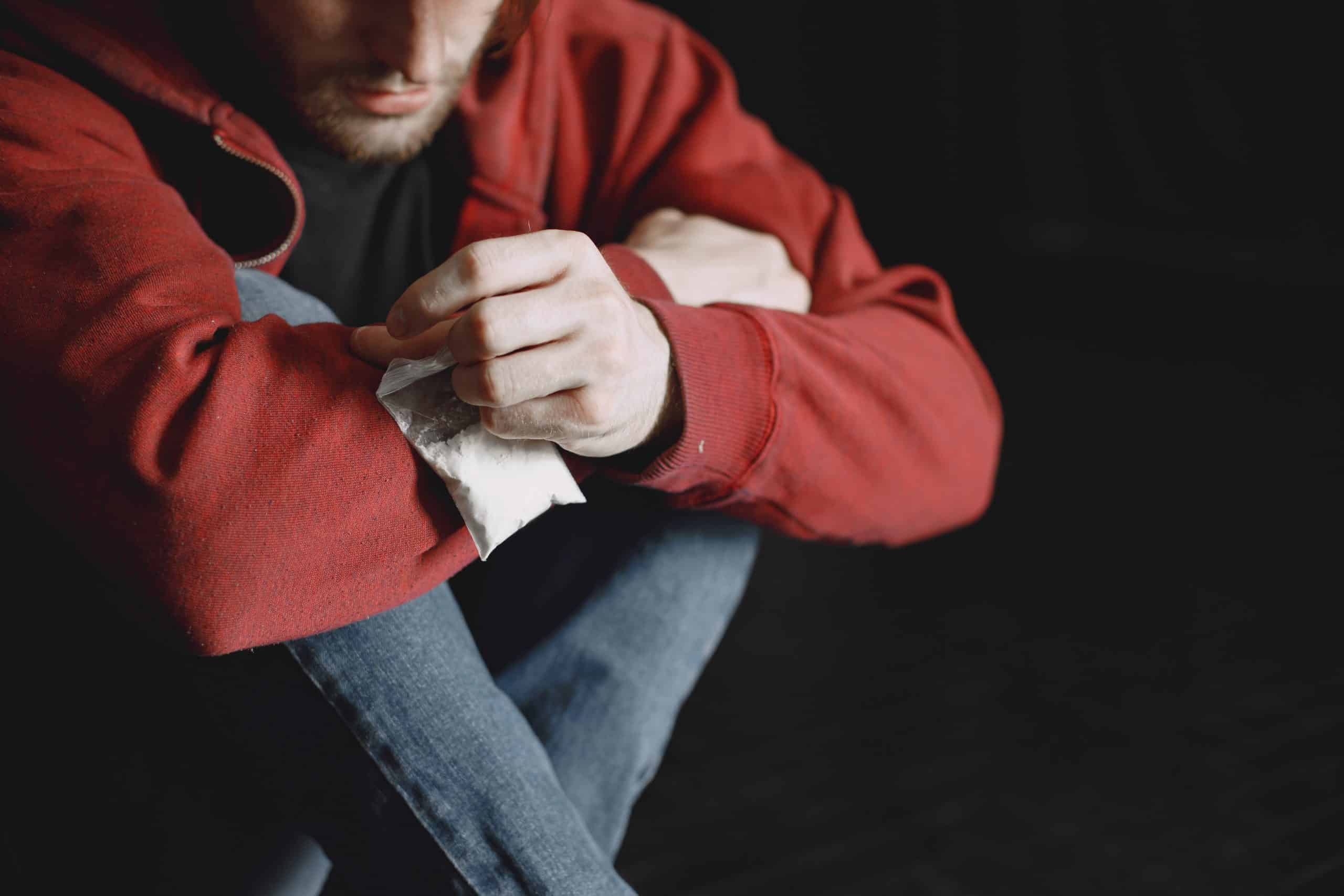 Intervención psicosocial en el tratamiento de las adicciones aborda los aspectos psicológicos, emocionales y sociales.