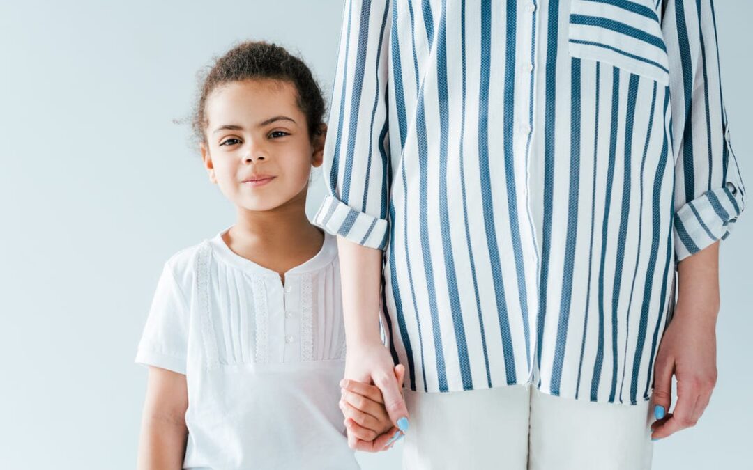 Aprende sobre la intervención social con menores, estrategias y colaboraciones para enfrentar abuso y pobreza.