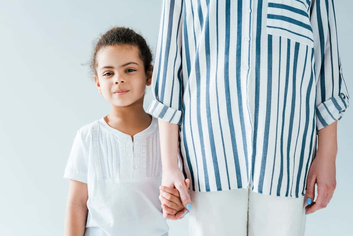 Aprende sobre la intervención social con menores, estrategias y colaboraciones para enfrentar abuso y pobreza.