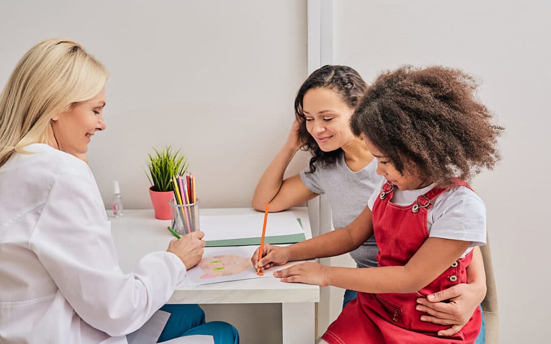 Cómo aplicar la terapia familiar en entornos educativos y comunitarios