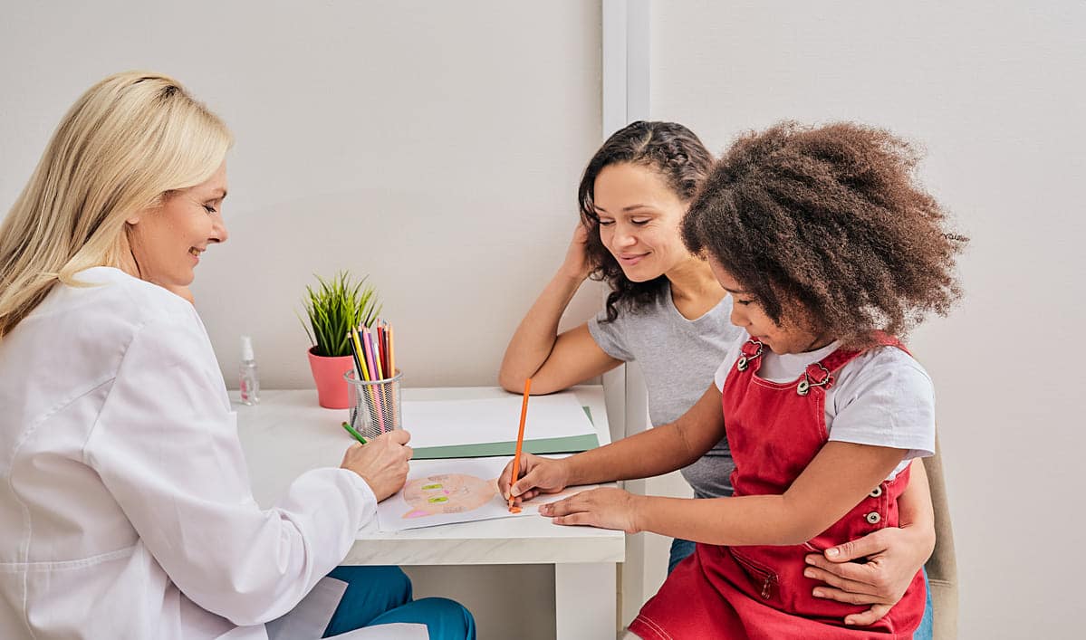 Cómo aplicar la terapia familiar en entornos educativos y comunitarios