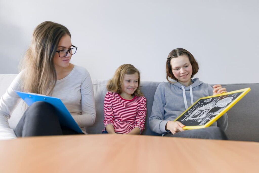 Pasos clave para implementar la terapia familiar en entornos educativos y comunitarios