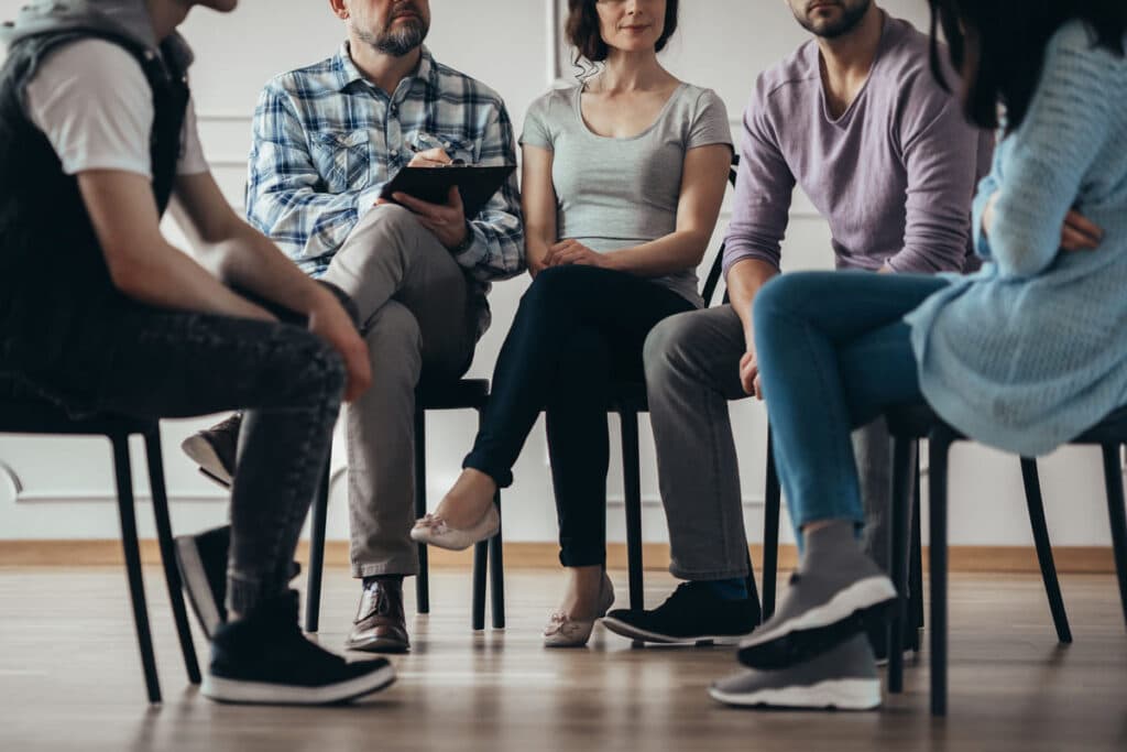 Talleres de grupo enfocados en el acompañamiento psicosocial en recaídas para fortalecer la resiliencia del usuario.
