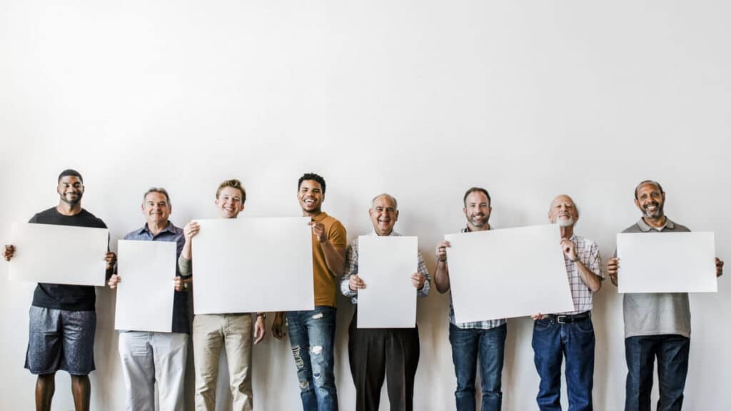 Profesional aplicando nuevas metodologías para trabajar las masculinidades igualitarias con grupos.