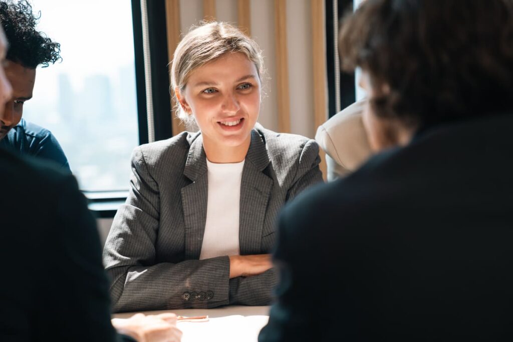 Sello del Ministerio de Justicia sobre los requisitos legales para convertirse en mediador profesional y registrarse oficialmente.