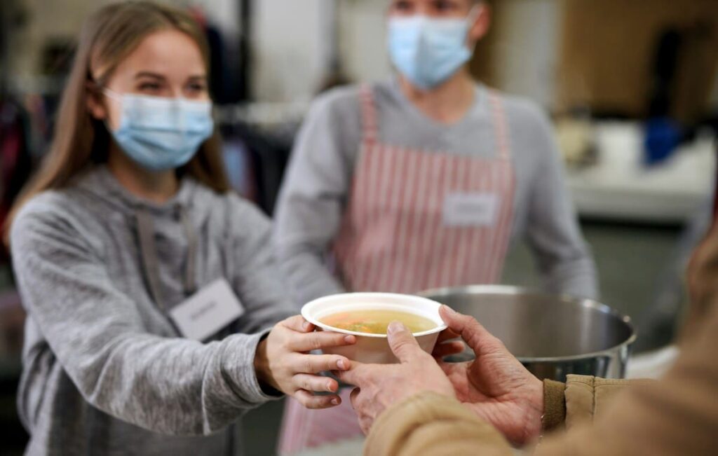 Trabajador social realizando la primera acogida en recursos para personas sin hogar para el diagnóstico inicial.