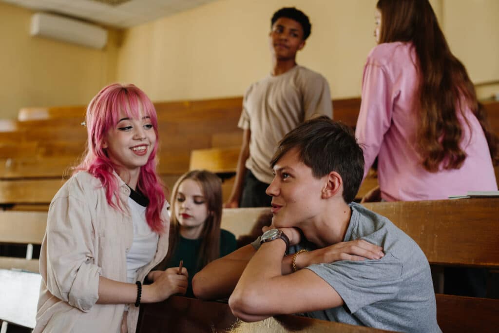 Dinámica grupal sobre diversidad de género dirigida por un educador social en la infancia LGTBIQ+.