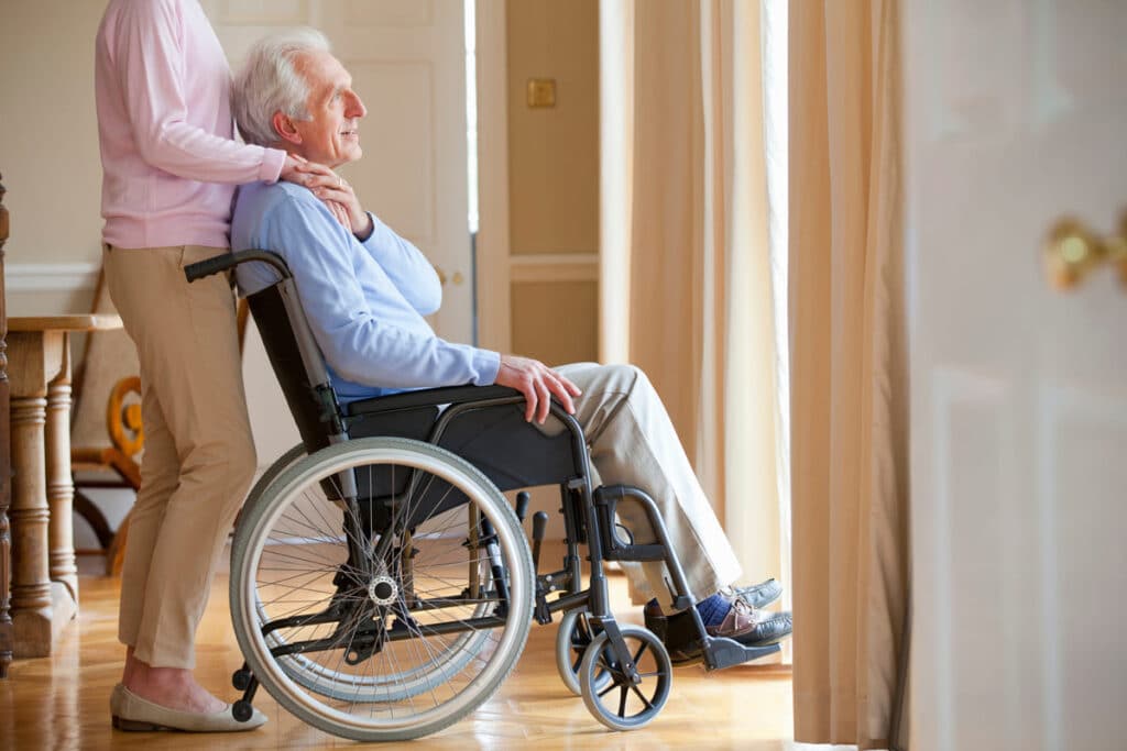 Equipo multidisciplinar aplicando el enfoque biopsicosocial en la atención a la dependencia en un centro.