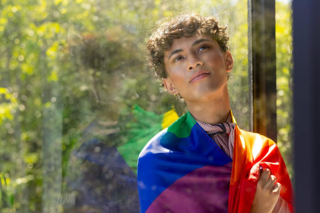 Intervención individual de un educador social en la infancia LGTBIQ+ para el apoyo emocional y social.