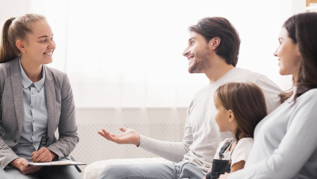 Trabajador social entrevistando a una familia para mostrar el uso de másteres para trabajar con menores.