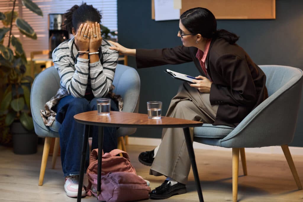 diferencia entre educador social y trabajador social en sus roles de intervención comunitaria.