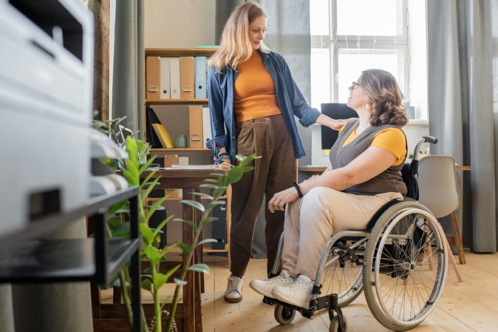 Dos profesionales del tercer sector trabajando en equipo y mostrando en la práctica la diferencia entre educador social y trabajador social.