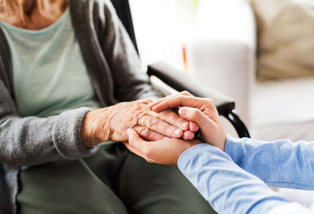 Director de residencia geriátrica aplicando competencias técnicas de los mejores másteres para trabajar con personas mayores.