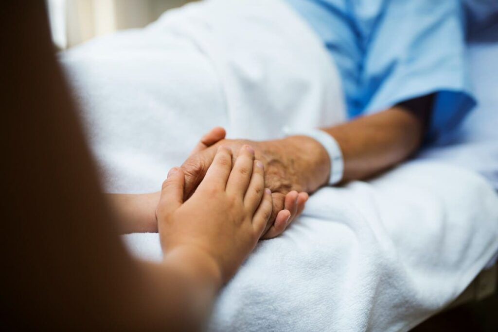 Trabajador social realizando una intervención familiar en contextos hospitalarios para apoyar a parientes de un enfermo