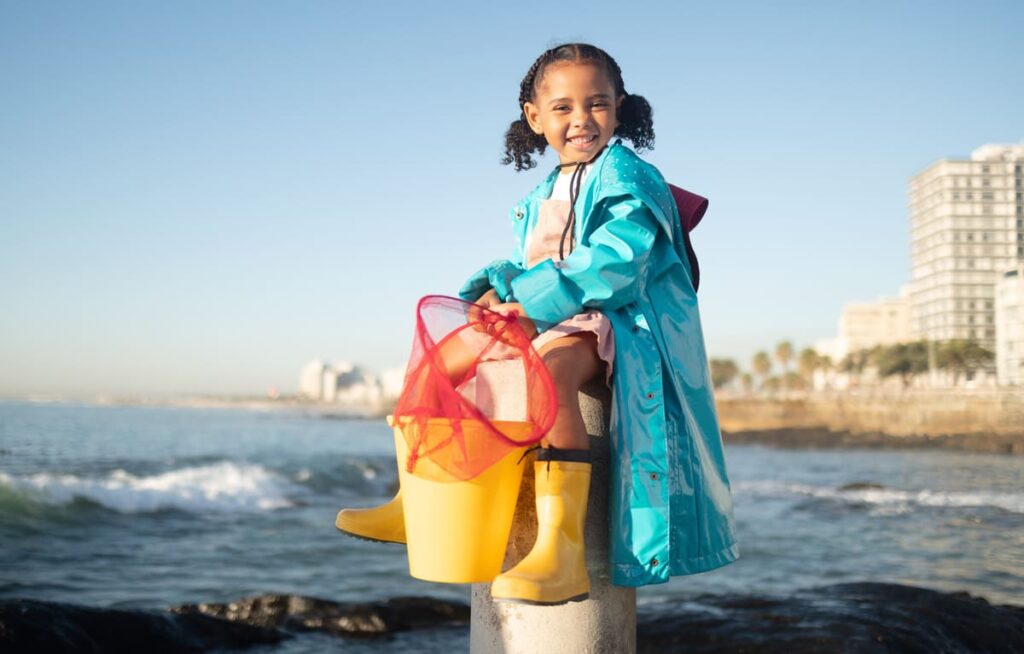 Niña sonriente, imagen que ilustra la acogida y la integración social de menores migrantes.