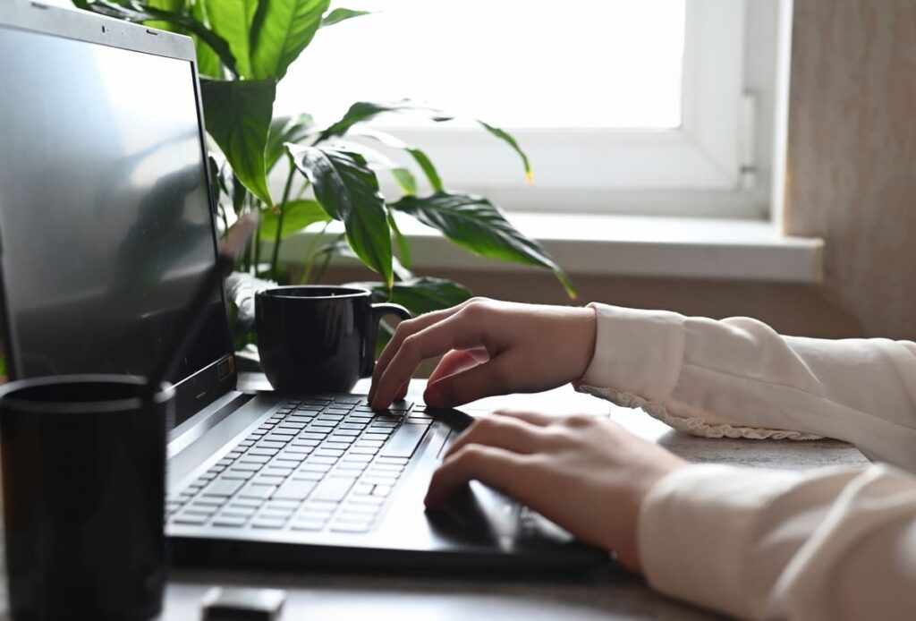 Alumna estudiando un máster online en INEFSO, con una metodología flexible que permite la conciliación.