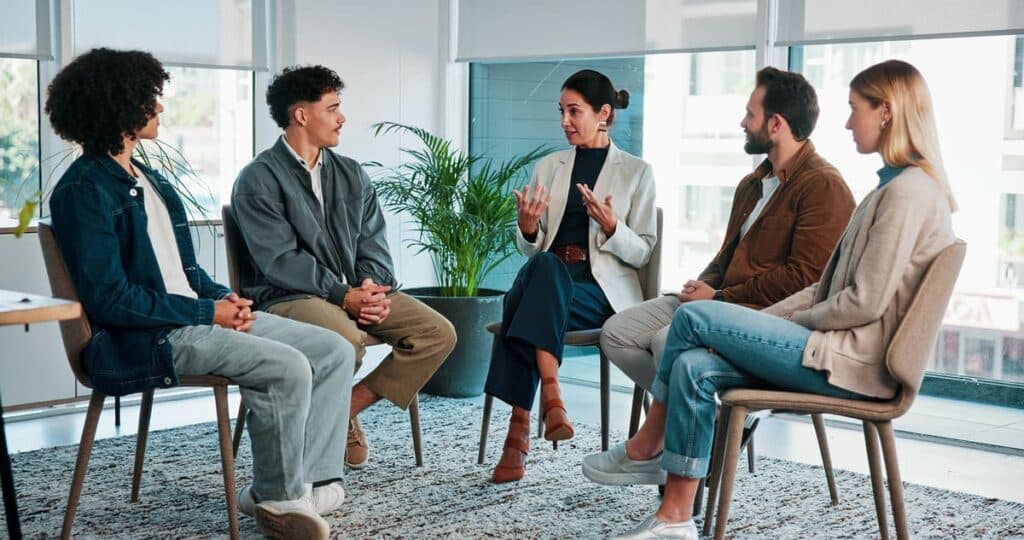 Grupo de personas participando en una sesión de mediación.