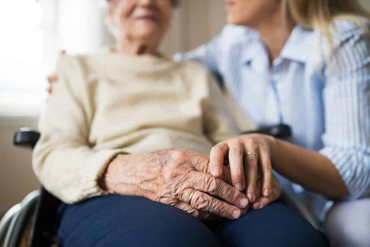 Dirección y gestión de residencias de mayores enfocada en el cuidado y la atención centrada en la persona.