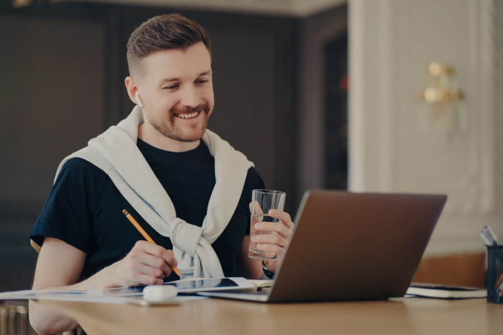 Alumno cursando formación online con créditos ECTS desde su ordenador portátil.