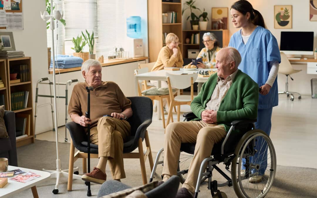 Profesional atendiendo a personas mayores en una residencia.